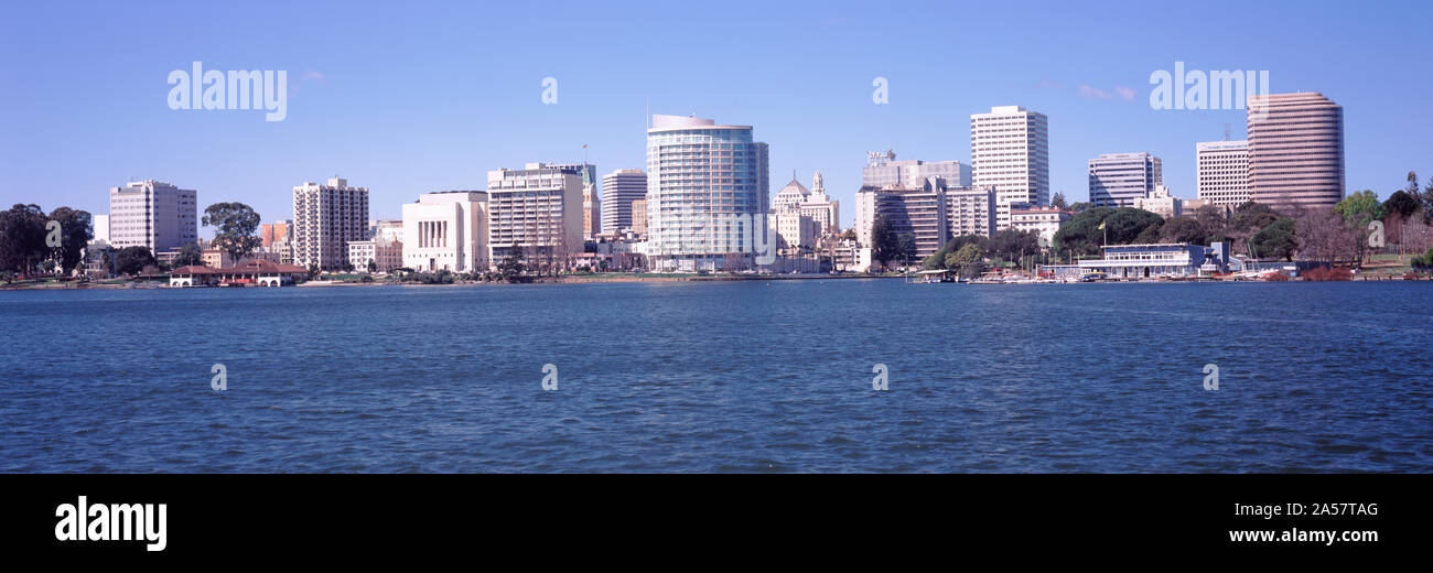 Gratte-ciel au bord de l'eau, Oakland, Californie, USA Banque D'Images