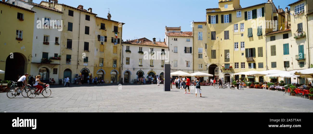 Les touristes à la place de la ville, Piazza dell'Anfiteatro, Lucca, Toscane, Italie Banque D'Images