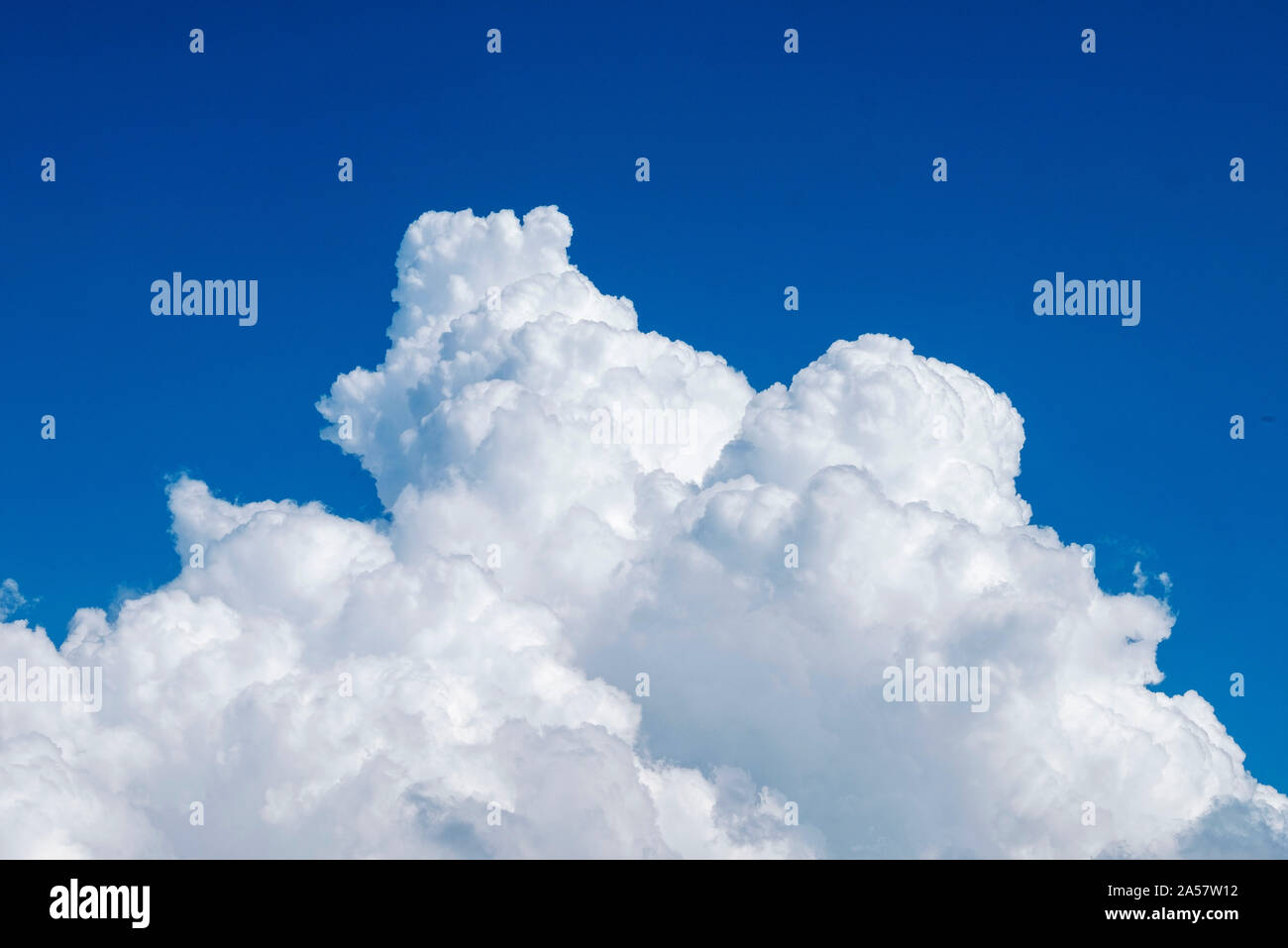 Blanc duveteux Cumulonimbus contre un ciel bleu, Paphos, Chypre. Banque D'Images