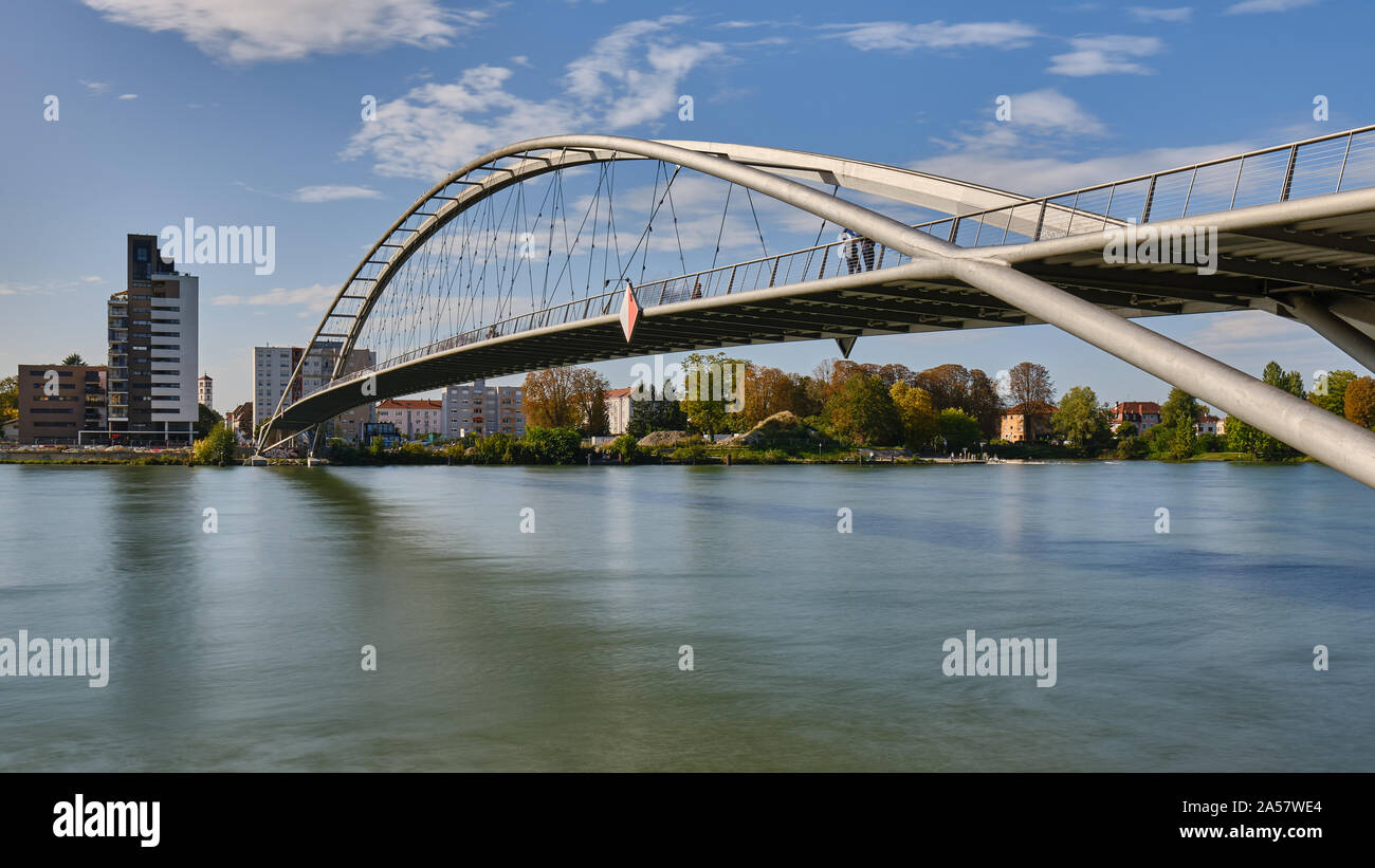 Low Angle View of Bridge Over River dans la ville contre le ciel Banque D'Images