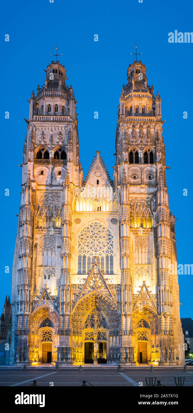 Façade d'une cathédrale, la Cathédrale Saint Gatien, Tours, Indre-et-Loire, France Banque D'Images