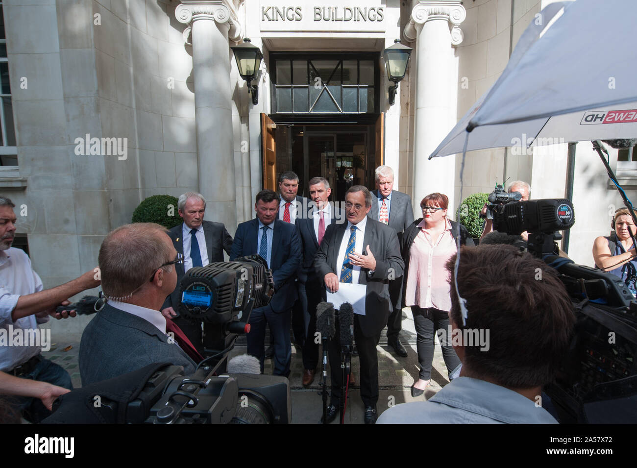 Rois Bâtiments, Smith Square, Londres, Royaume-Uni. 10 août, 2015. Des représentants et des partisans de la UK's syndicats agricoles donner une déclaration aux médias Banque D'Images