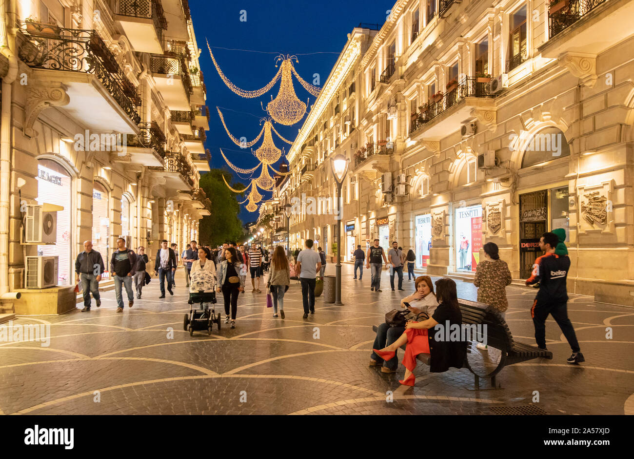 Nizami Nizami Street (kucəsi), une grande zone piétonne et rue commerçante dans le centre-ville de Bakou, nommé d'après le poète Nizami Ganjavi classique. L'Azerbaïdjan Banque D'Images