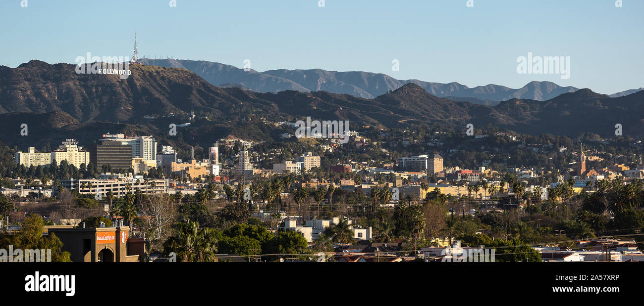 Portrait d'une ville avec des montagnes en arrière-plan, Hollywood, ville de Los Angeles, montagnes San Gabriel, Los Angeles County, Californie, USA Banque D'Images