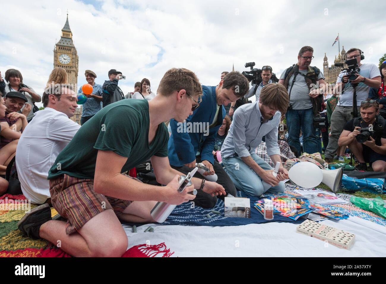 La place du parlement, Londres, Royaume-Uni. 1er août 2015. Environ 50 militants pro substance psychoactive se rassembler à la place du Parlement à Londres à l'inhaler l Banque D'Images