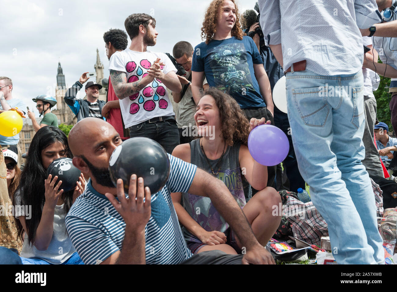 La place du parlement, Londres, Royaume-Uni. 1er août 2015. Environ 50 militants pro substance psychoactive se rassembler à la place du Parlement à Londres d'inhaler nitrou Banque D'Images