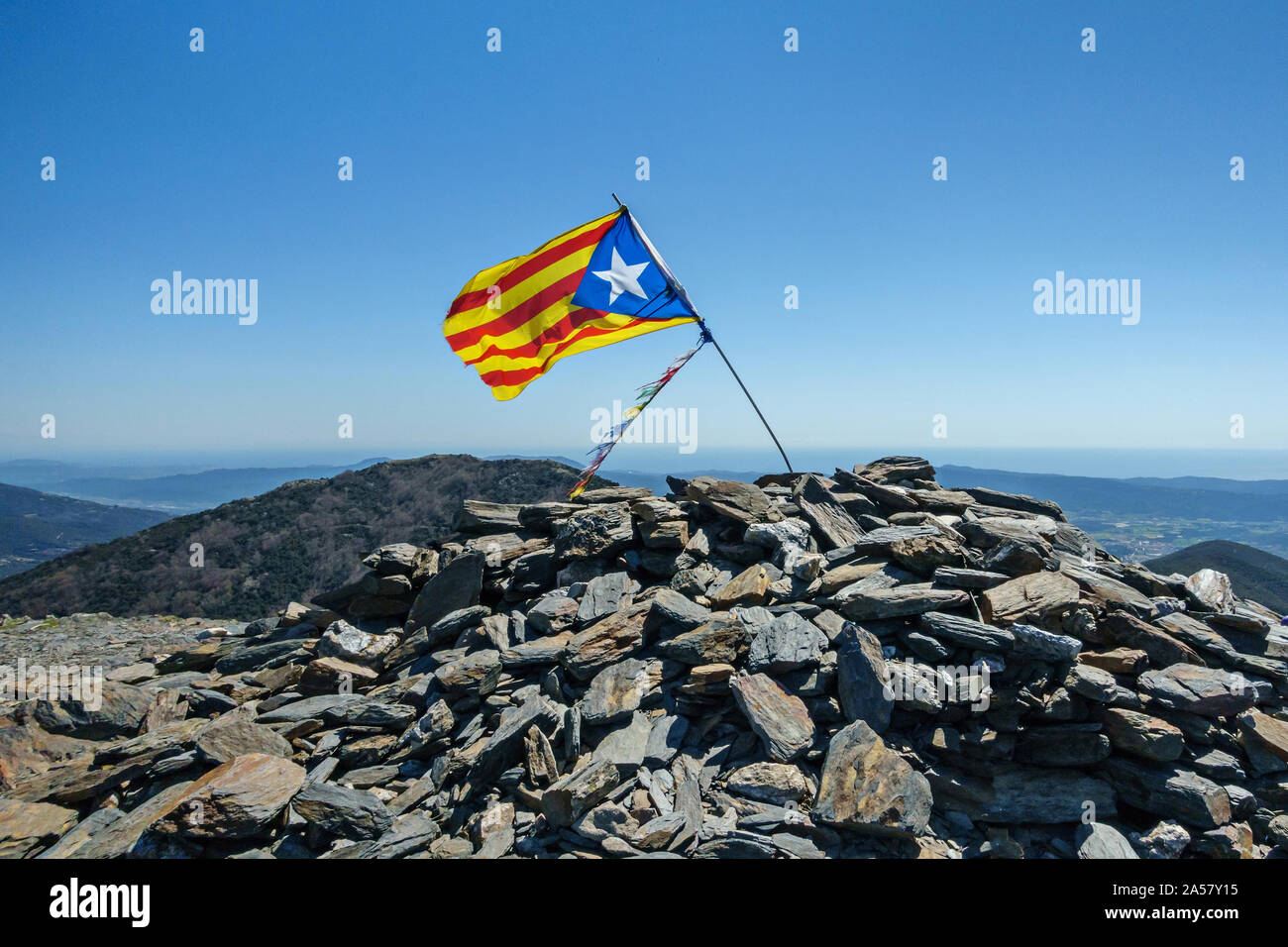 Estelada drapeau ou l'indépendance de la Catalogne forme au sommet d'une montagne Banque D'Images