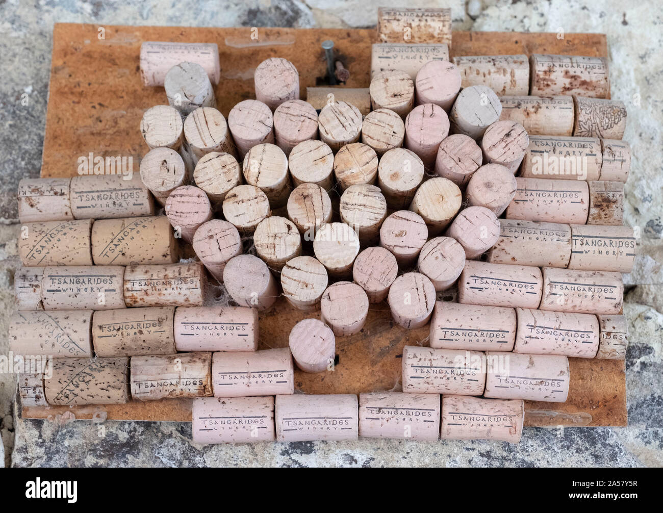 Wine corks sur l'affichage à l'Tsangarides Winery, Lemona, Paphos, Chypre région. Banque D'Images