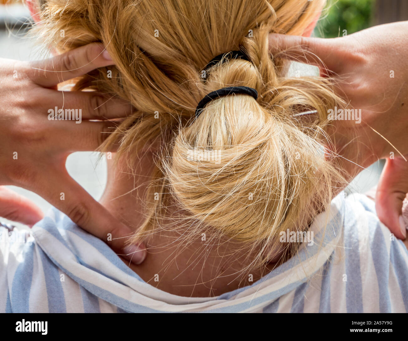 Jeune femme a la douleur au cou Banque D'Images