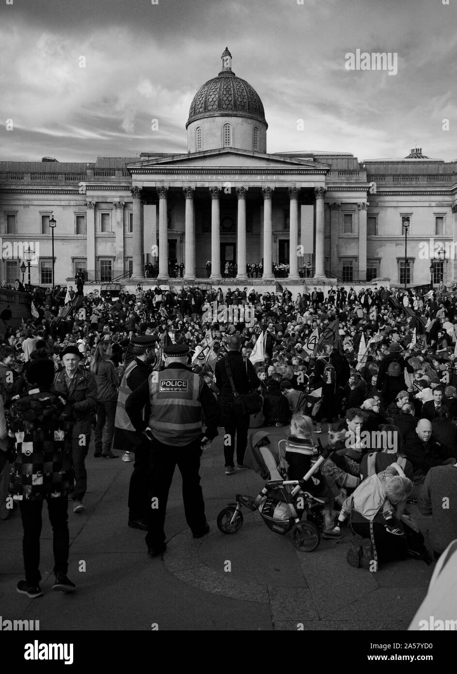 Les foules se rassemblent à l'extinction des manifestations de rébellion à Trafalgar Square à Londres, pour protester contre l'action pour le climat à prendre pour prévenir le changement climatique. Banque D'Images