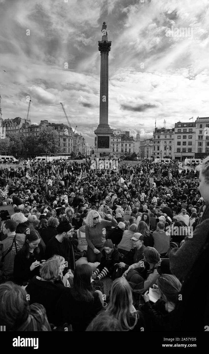 Les foules se rassemblent à l'extinction des manifestations de rébellion à Trafalgar Square à Londres, pour protester contre l'action pour le climat à prendre pour prévenir le changement climatique. Banque D'Images