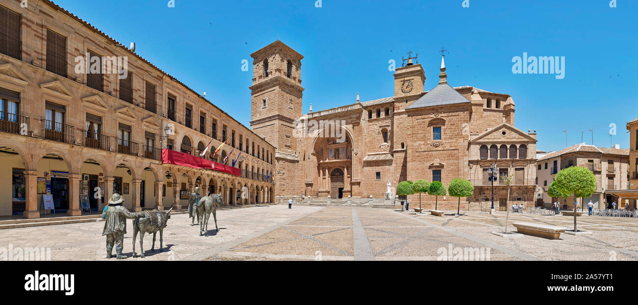 La Plaza Mayor et l'église de San Andrés à Villanueva de los Infantes, Ciudad Real, Castille-La Manche, Espagne Banque D'Images