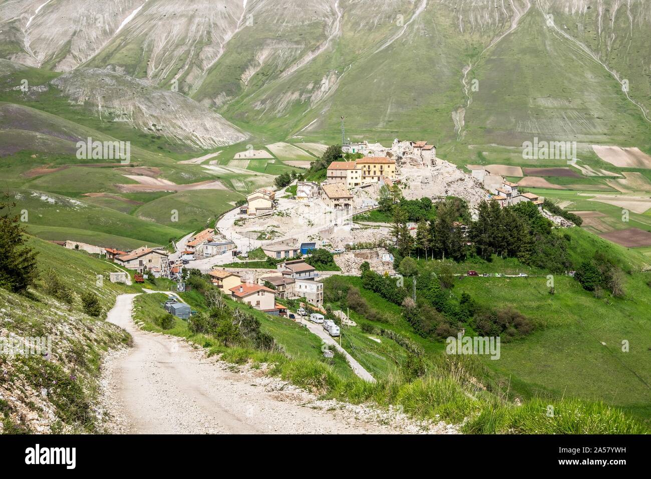 Castelluccio, Piano Grande, Norcia, parc national Monti Sibillini, Apennins, Ombrie, Italie, détruit par le séisme. Banque D'Images