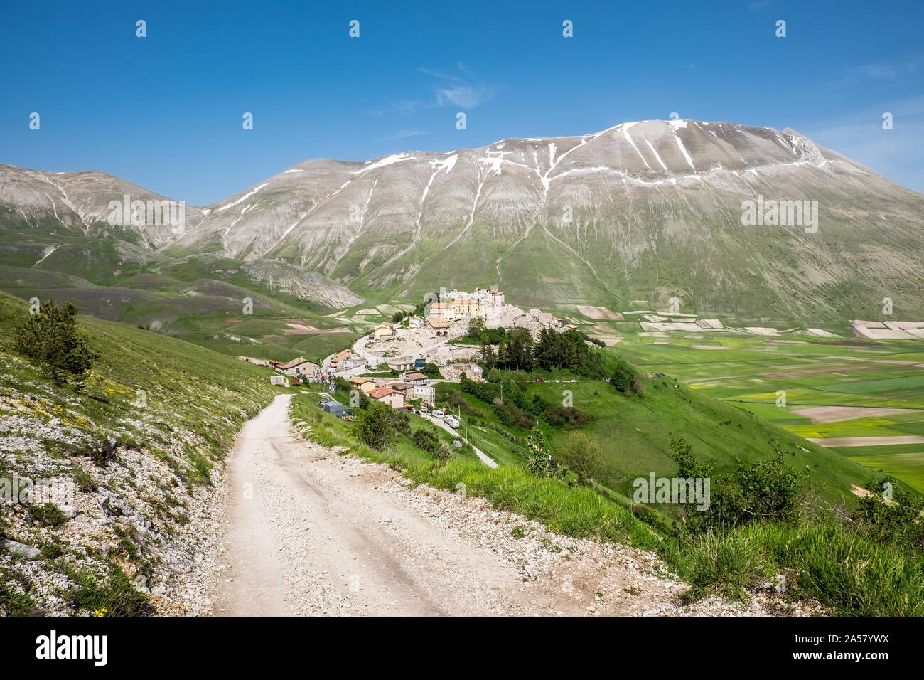 Castelluccio, Piano Grande, Norcia, parc national Monti Sibillini, Apennins, Ombrie, Italie, détruit par le séisme. Banque D'Images