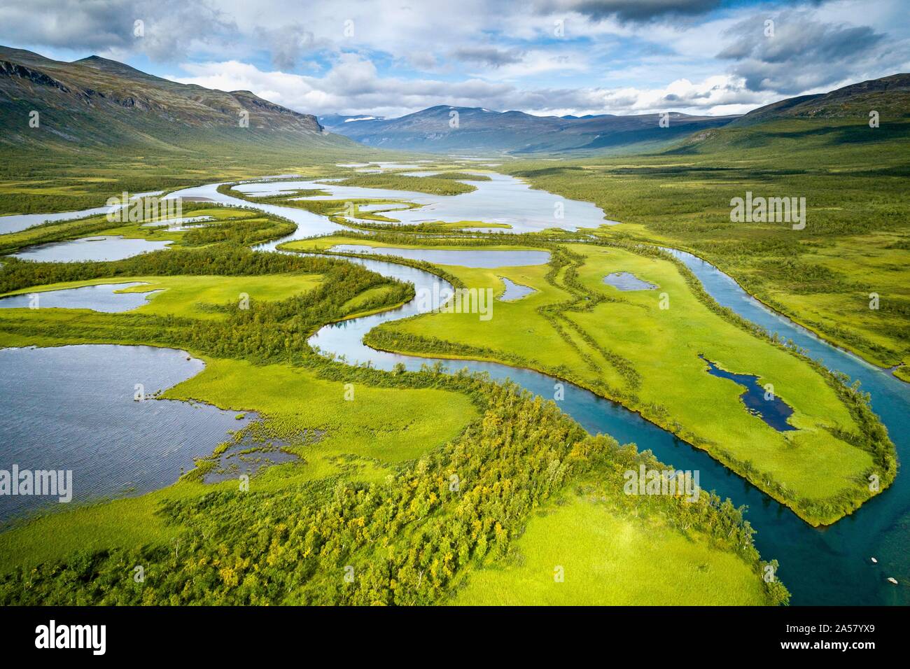 Vue aérienne, drone abattu, paysage de la rivière sinueuse vallée près de Rapa Nikkaluokta, Sarek National Park, Norrbottens lan, Suède Banque D'Images