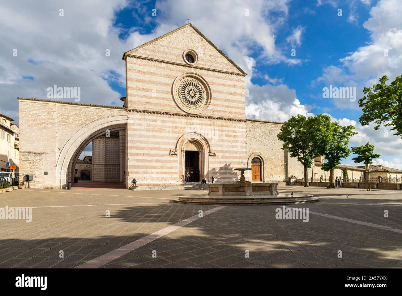 Église du Saint Sépulcre de Sainte Claire, la Basilique de Santa Chiara, assise, Province de Pérouse, Ombrie, Italie Banque D'Images