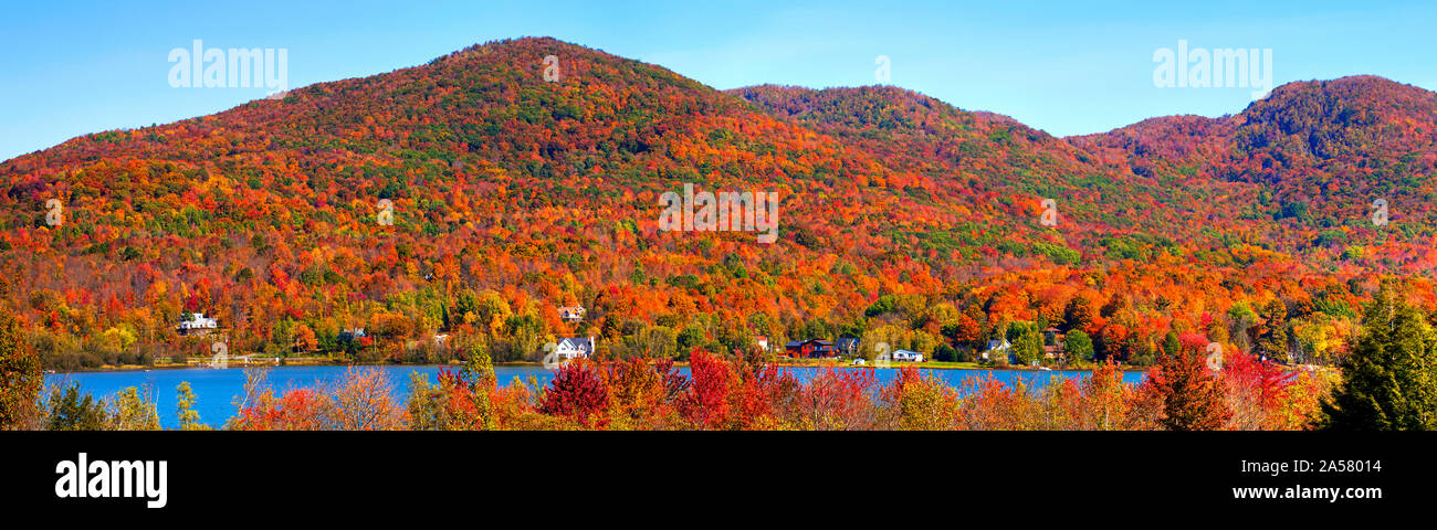 Bromont Bromont Lac avec la montagne en arrière-plan, Bromont, Québec, Canada Banque D'Images