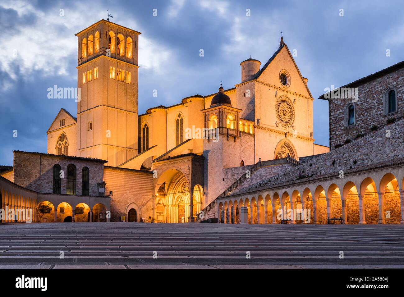 La basilique de San Francesco, crépuscule, UNESCO World Heritage Site, Assisi, Umbria, Italie Banque D'Images