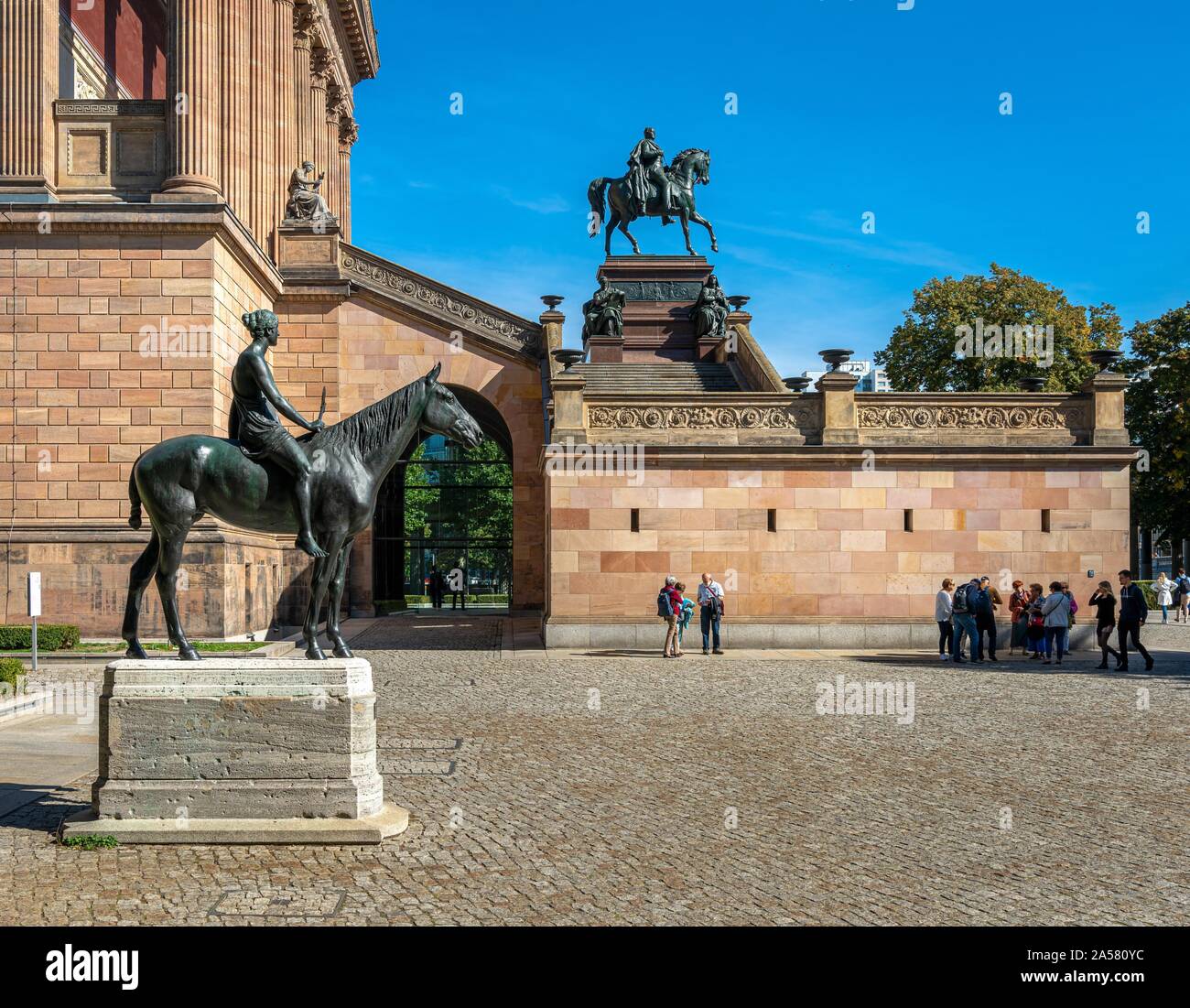 Ancienne Galerie nationale avec l'amazone à cheval de bronze par Louis Tuaillon, l'île aux musées, Mitte, Berlin, Allemagne Banque D'Images