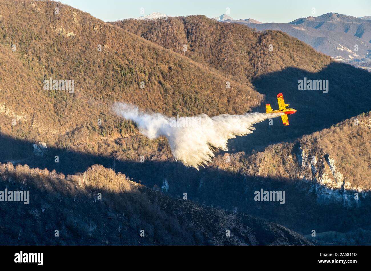 L'italien la lutte contre l'incendie type d'avion Canadair CL-415 en action, Corpo Nazionale dei Vigili del Fuoco, Monte Chiusarella, Varèse, Lombardie, Italie Banque D'Images