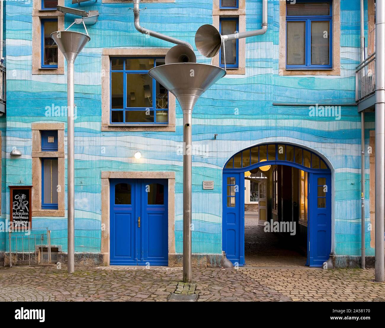Hotel Kunsthof Dresde, jouer pluie blue façade de maison avec des tuyaux de la pluie, des artistes Annette Paul, Christoph Rossner et Andre Tempel, Antonstadt, Dresde Banque D'Images
