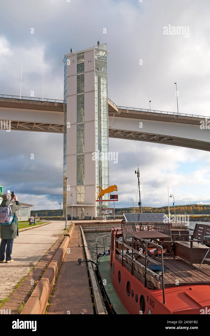 La Finlande, Puumala-Octobre 5, 2019 : la femme est à prendre des photos de la voiture au-dessus du pont du lac Saimaa et l'ascenseur pour le point de vue. Banque D'Images