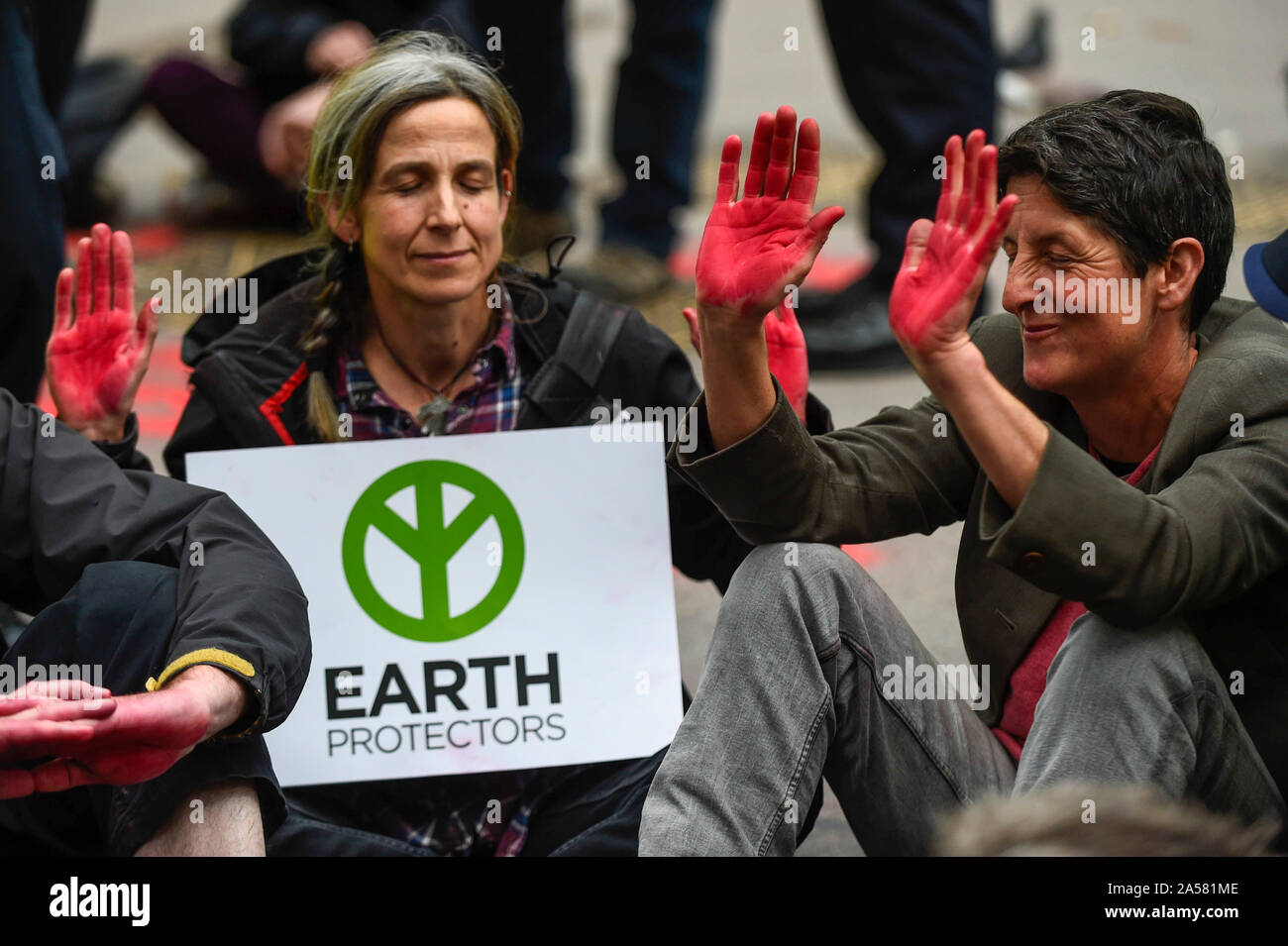 Londres, Royaume-Uni. 18 octobre 2019. Activistes du climat de l'extinction La rébellion protester devant Downing Street. Main rouge imprime le symbole du sang sur les mains. Les militants demandent au gouvernement de prendre des mesures immédiates sur les effets négatifs du changement climatique. Crédit : Stephen Chung / Alamy Live News Banque D'Images