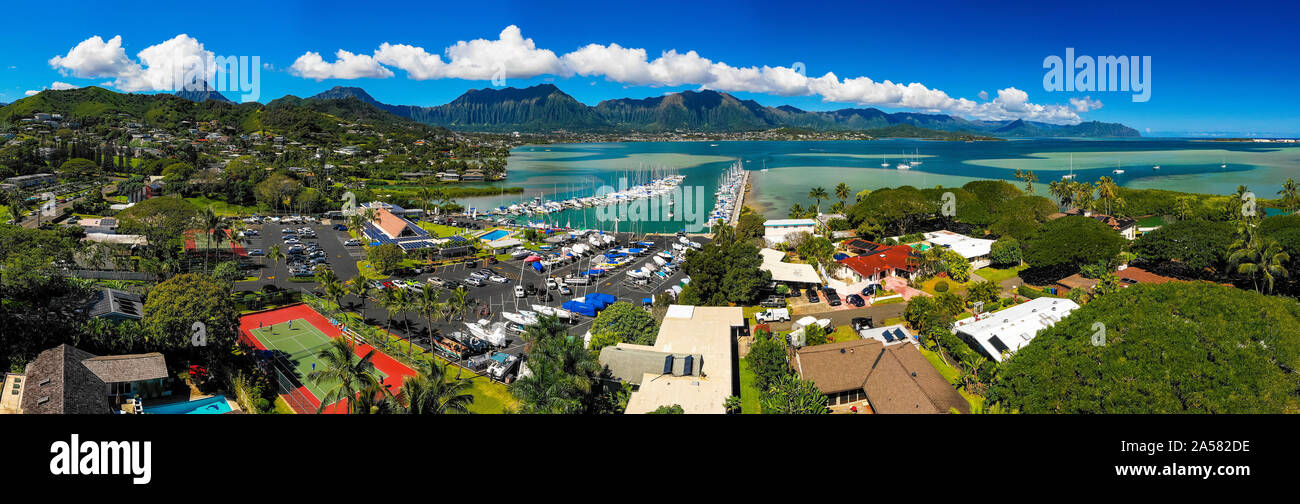 Vue aérienne de la ville et port de plaisance avec bateaux, Yacht Club de Kaneohe, Kaneohe Bay, Oahu, Hawaii Islands, USA Banque D'Images