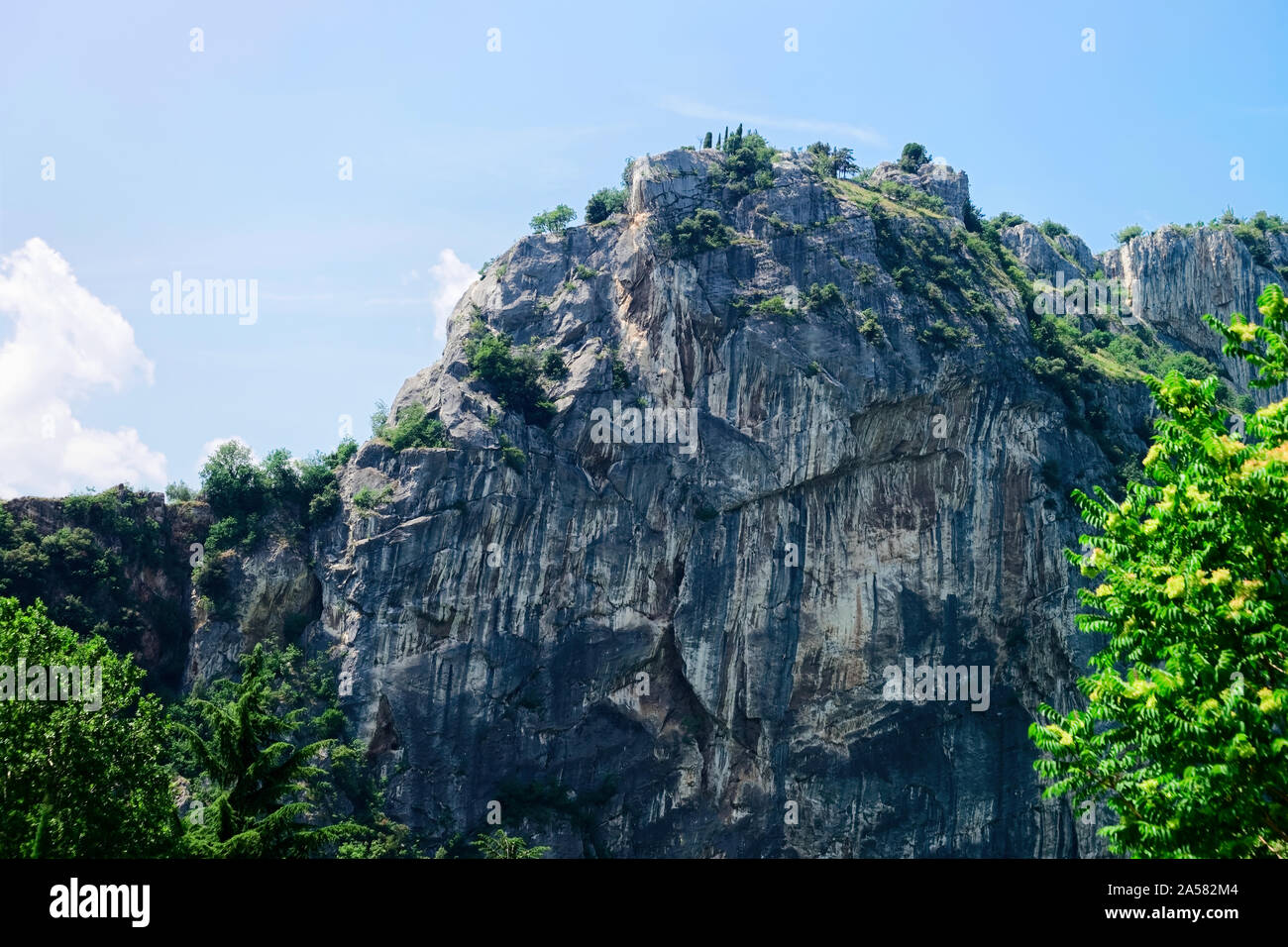 Paysage avec rock en Vallée Sarca sur lac de Garde Banque D'Images