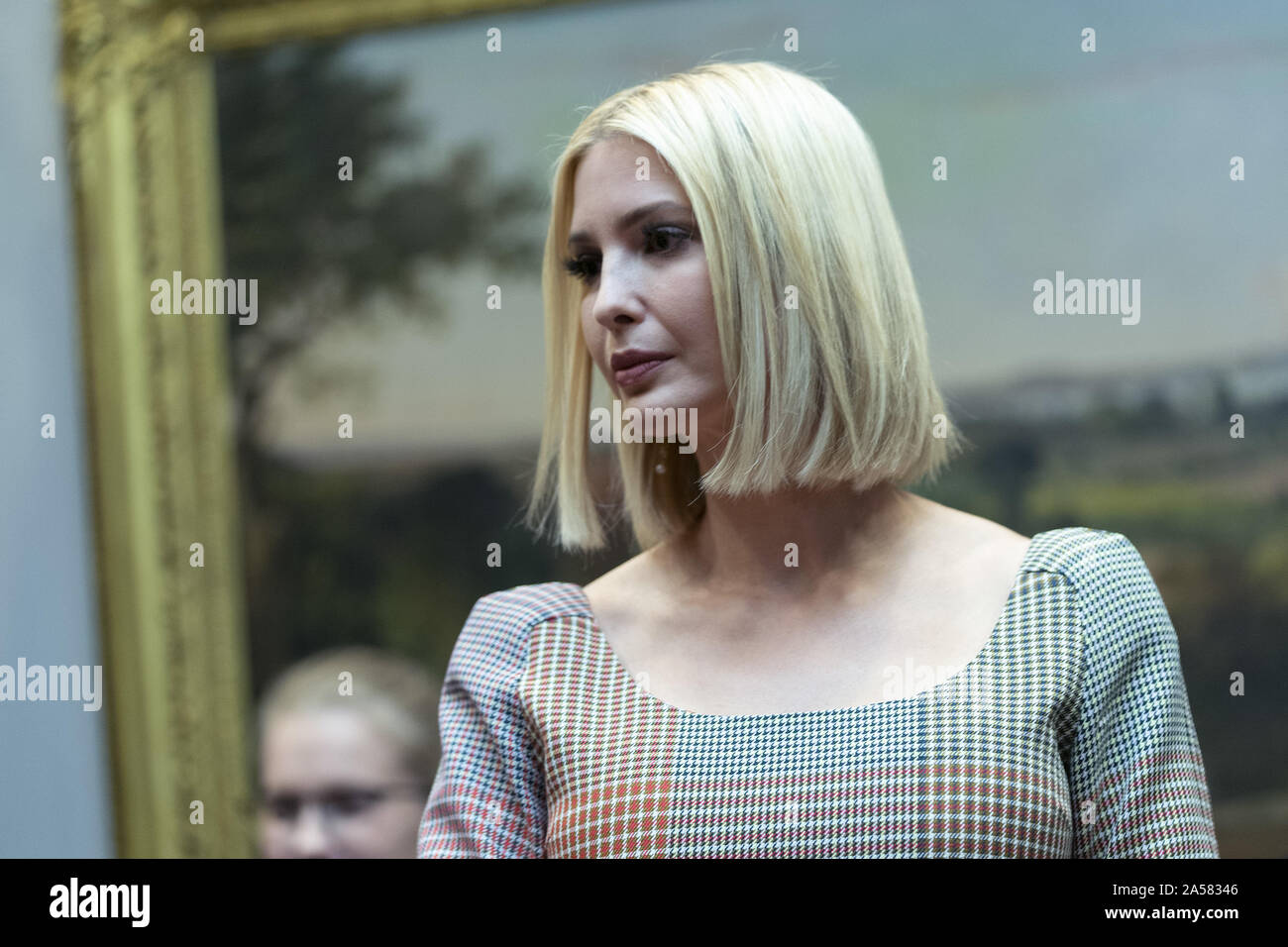 Octobre 18, 2019, Washington, District of Columbia, USA : Première fille et conseiller du président Ivanka Trump participe à un appel de félicitations pour les astronautes de la NASA Jessica Meir et Christina Koch à la Maison Blanche à Washington, DC Après avoir effectué la première sortie dans l'espace réservé aux femmes à l'extérieur de la Station spatiale internationale le vendredi, Octobre 18, 2019. .Crédit : Chris Kleponis / Piscine via CNP (crédit Image : © Chris Kleponis/CNP via Zuma sur le fil) Banque D'Images