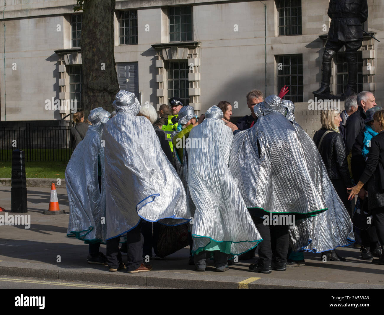 Whitehall, Londres, Royaume-Uni. 18 octobre 2019. Les défenseurs de l'extinction de la rébellion, y compris la rébellion rouge, les familles et les jeunes enfants protester le long de Whitehall pour parvenir à l'extérieur des portes de Downing Street. Chanter des militants et tiennent leurs mains qui sont peints en rouge pour symboliser le sang. La demande d'une action décisive de manifestants le gouvernement britannique sur la crise écologique mondiale. Banque D'Images