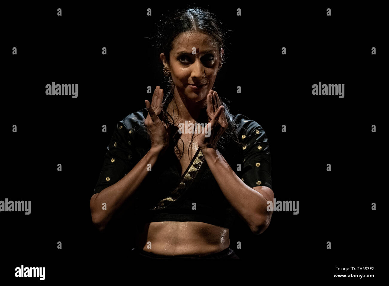 Londres, Royaume-Uni. 18 Oct 2019. Performance de "ici et maintenant" par Mythili Prakash at Fairfield Halls, partie de Dance Umbrella 2019. "Ici et maintenant" est une réflexion contemporaine sur le rapport au temps Mythili ; en tant que mère, un artiste et un être humain. Une pièce de performance personnelle à la découverte de la lutte humaine d'exister dans le présent. Mythili Prakash est un danseur et chorégraphe américain spécialisé en Bharatanatyam, une forme de danse classique originaire du sud de l'Inde. Crédit : Guy Josse/Alamy Live News Banque D'Images