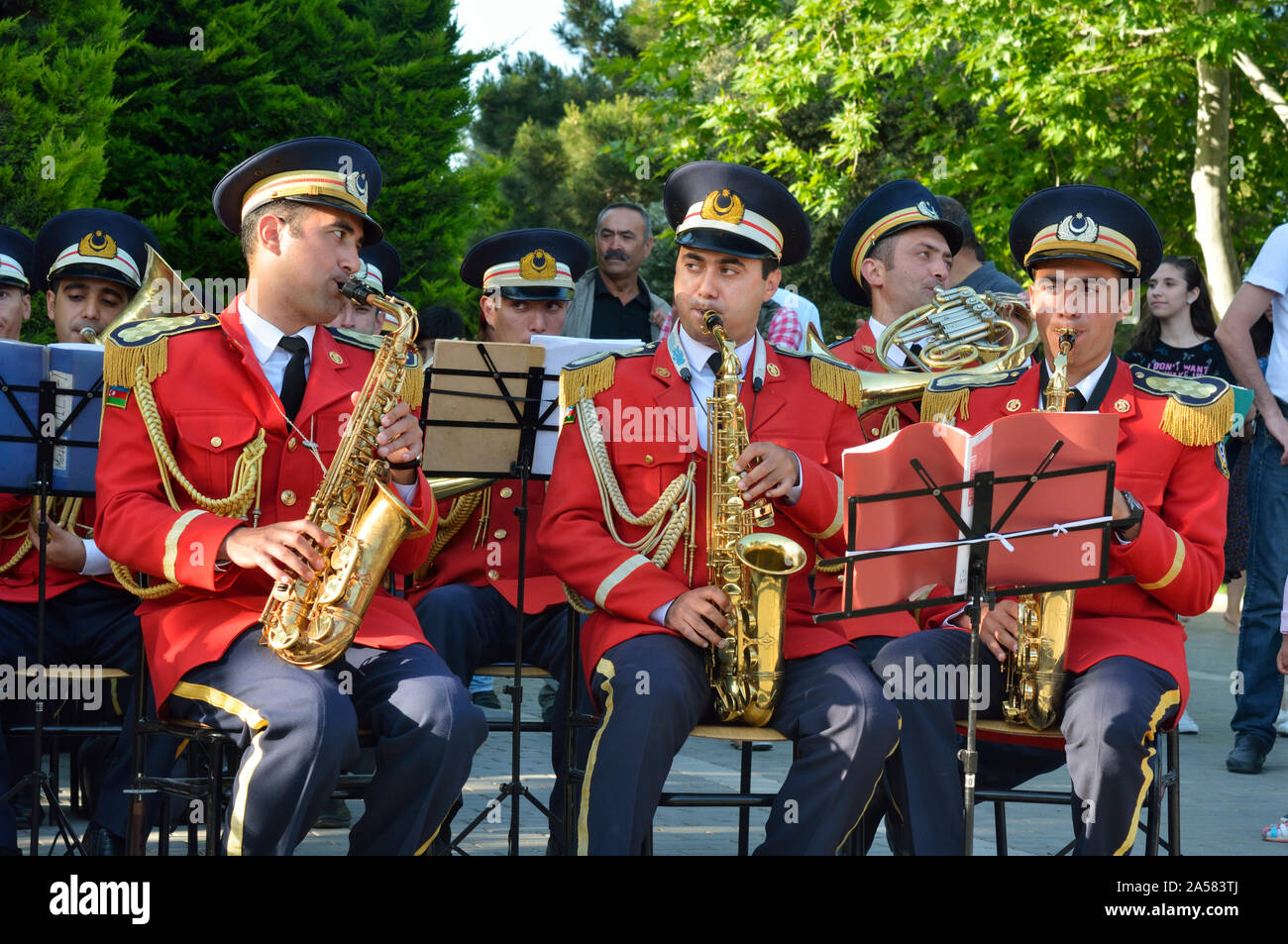 Un groupe de musique jouant dans le Bulvar sur la Journée de la République. Baku, Azerbaïdjan Banque D'Images