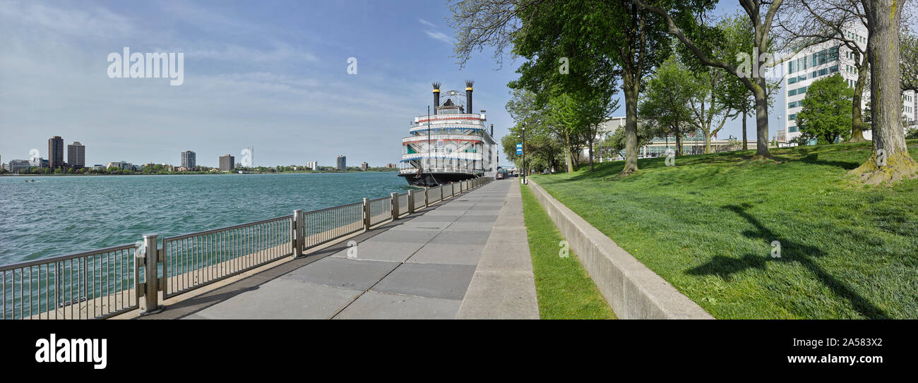 Promenade le long de la rivière Detroit et Detroit Princess Riverboat, Detroit, Michigan, USA Banque D'Images