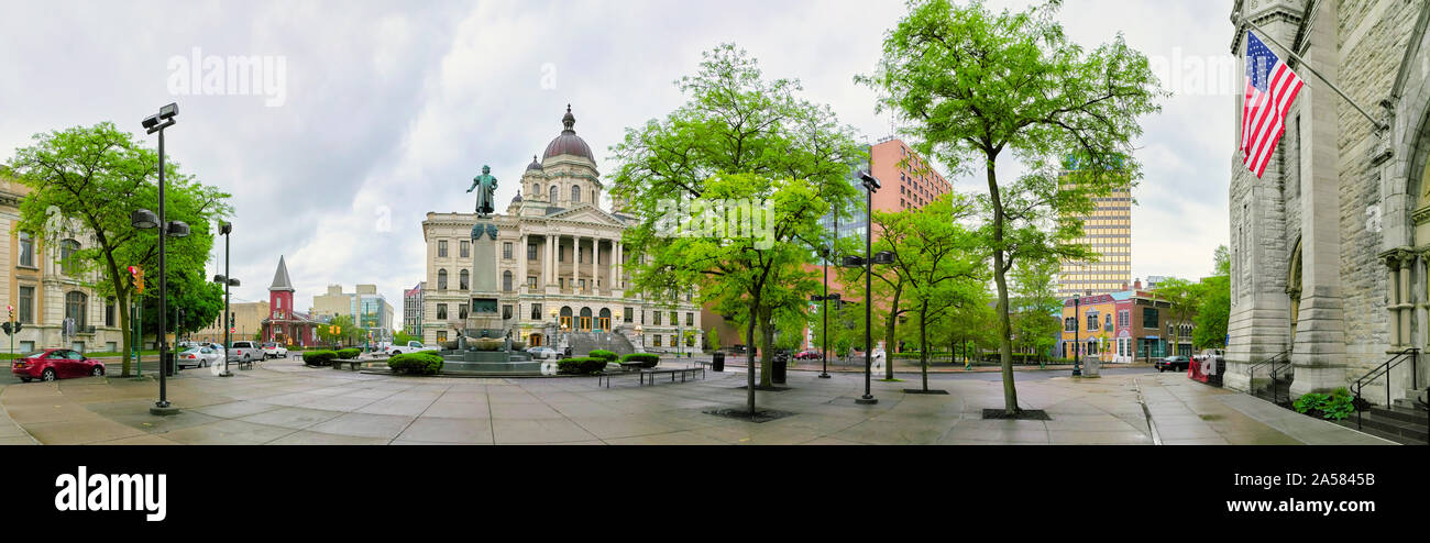 Vue urbaine avec des bâtiments, des arbres et de Columbus Circle, Syracuse, New York State, USA Banque D'Images