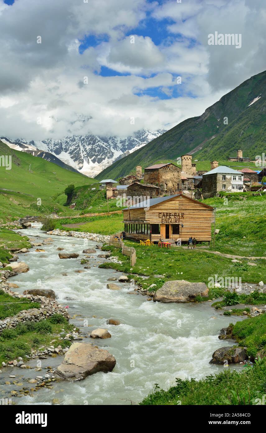 Le village de montagne d'Ushguli avec le pic Shkhara (5068 m) en arrière-plan. Site du patrimoine mondial de l'UNESCO. La Svanétie, Géorgie. Caucase Banque D'Images