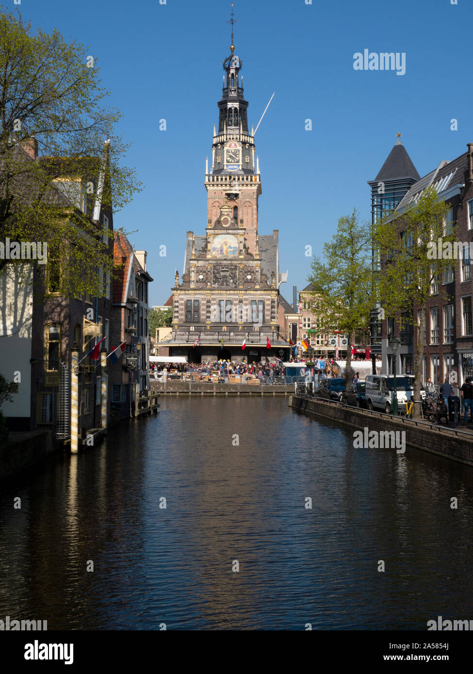 Maison de pesage Waag et canal dans la vieille ville d'Alkmaar, Hollande du Nord, Pays-Bas Banque D'Images