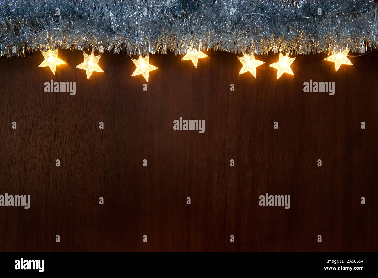 Guirlande d'étoiles lumineuses. Noël arrière-plan lumineux avec châssis star garland. Banque D'Images