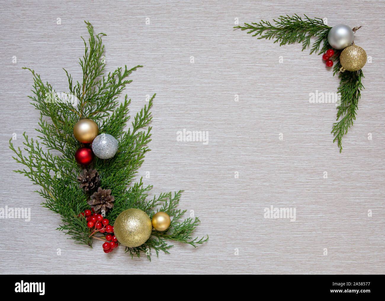 Fond de bois de sapin de Noël avec des branches et de balles. La décoration du Nouvel An. Banque D'Images