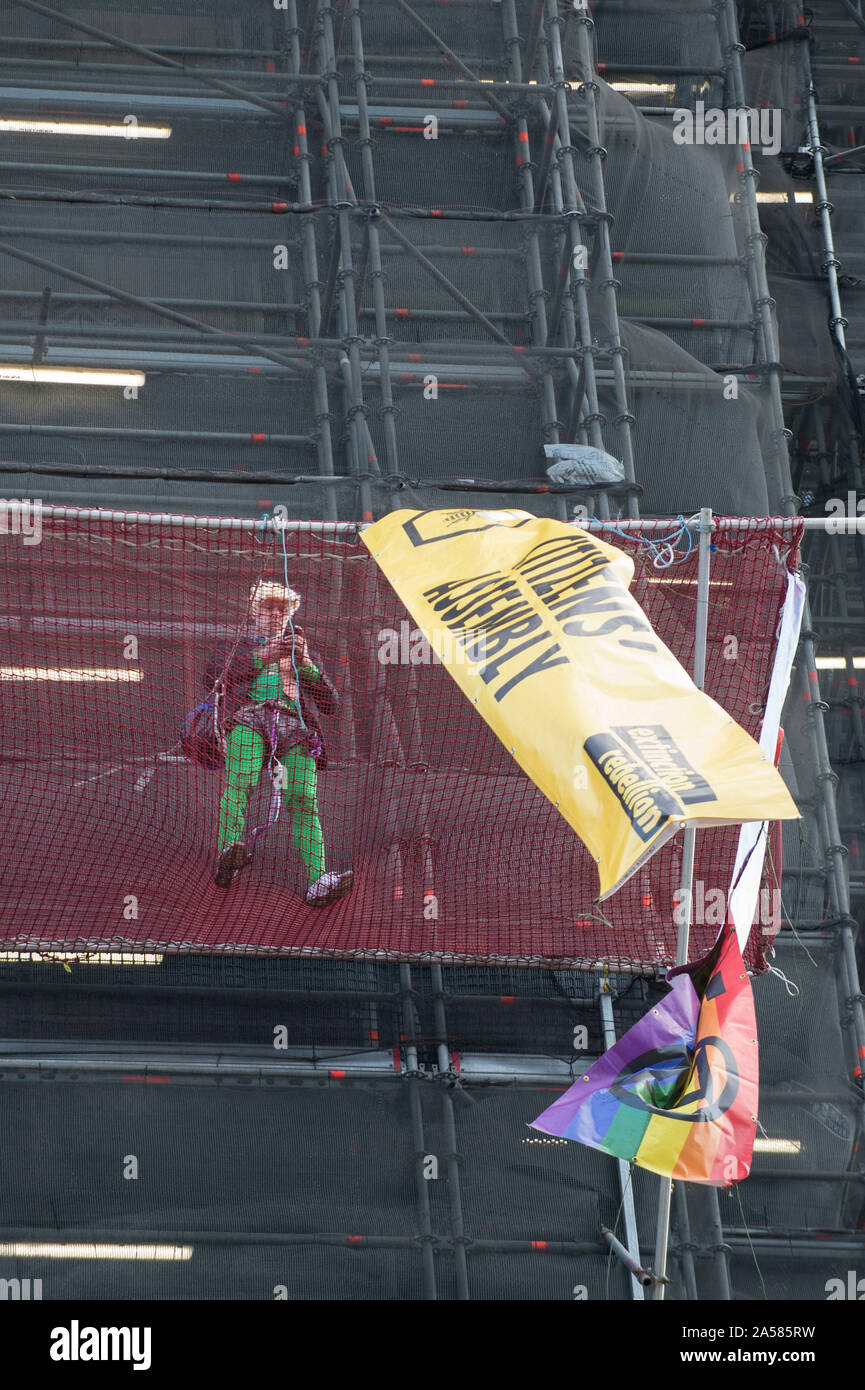 Londres, Grande-Bretagne. 18 Oct, 2019. L'Extinction d'une rébellion protestataire démontre sur l'échafaudage entourant l'Elizabeth Tower, également connu sous le nom de Big Ben, à Londres, Grande-Bretagne, le 18 octobre 2019. Crédit : Stephen Chung/Xinhua/Alamy Live News Banque D'Images