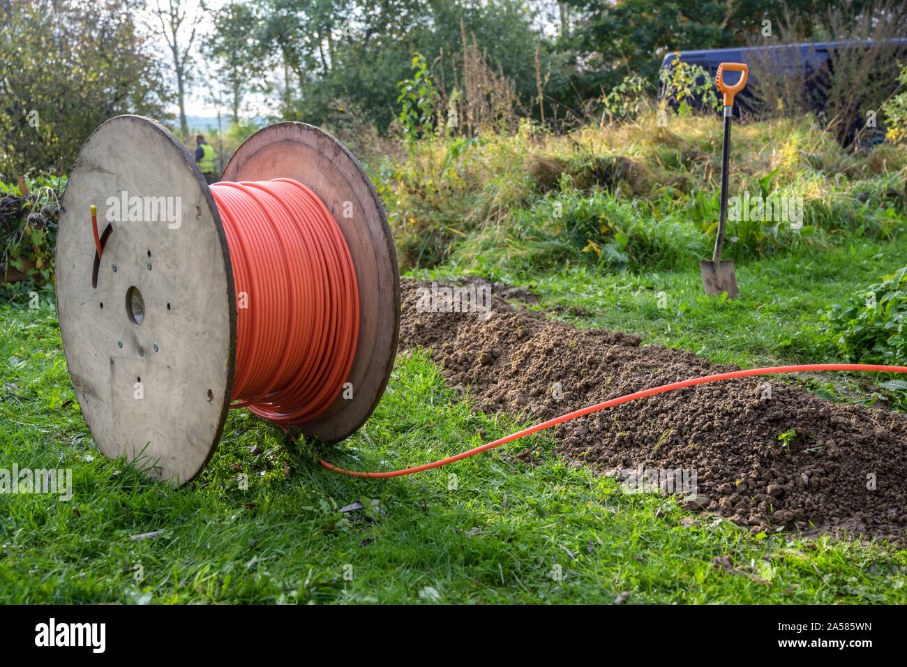 Tiroir en bois avec fibre optique pour un accès internet rapide prêt à être posés dans des tranchées étroites dans le sol sur un pré, l'expansion des infrastructures dans le c Banque D'Images