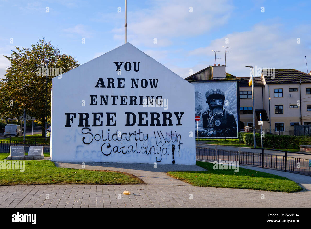 Vous entrez Free Derry fresque avec "solidarité avec Catalunya !' de l'écriture Graffiti Banque D'Images