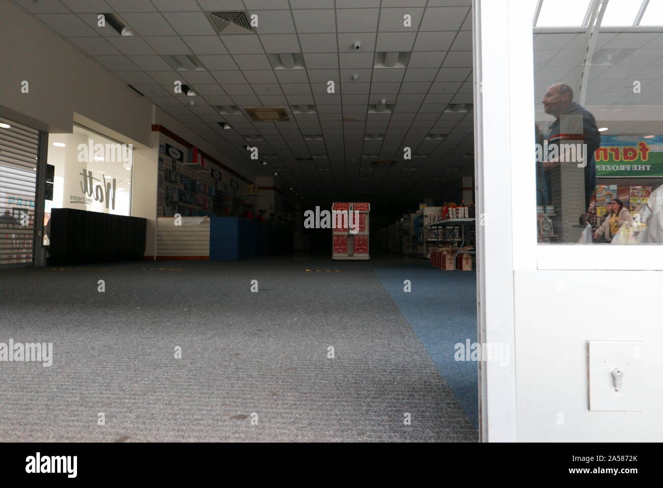 Glasgow, Ecosse, Royaume-Uni. 18 Oct, 2019. Watt frères un grand magasin vieux de 100 ans et le dernier du genre dans une ville une fois plein d'entre eux sont entrés et administration fermée aujourd'hui. Par rapport à l'échelle locale sont classique vous être servi sitcom avec son personnel et des ascenseurs du bâtiment original à sa tête Glasgow store. La direction générale de Clydebank est photographié avec son intérieur étrangement vide un vendredi après-midi. Credit : Gérard ferry/Alamy Live News Banque D'Images