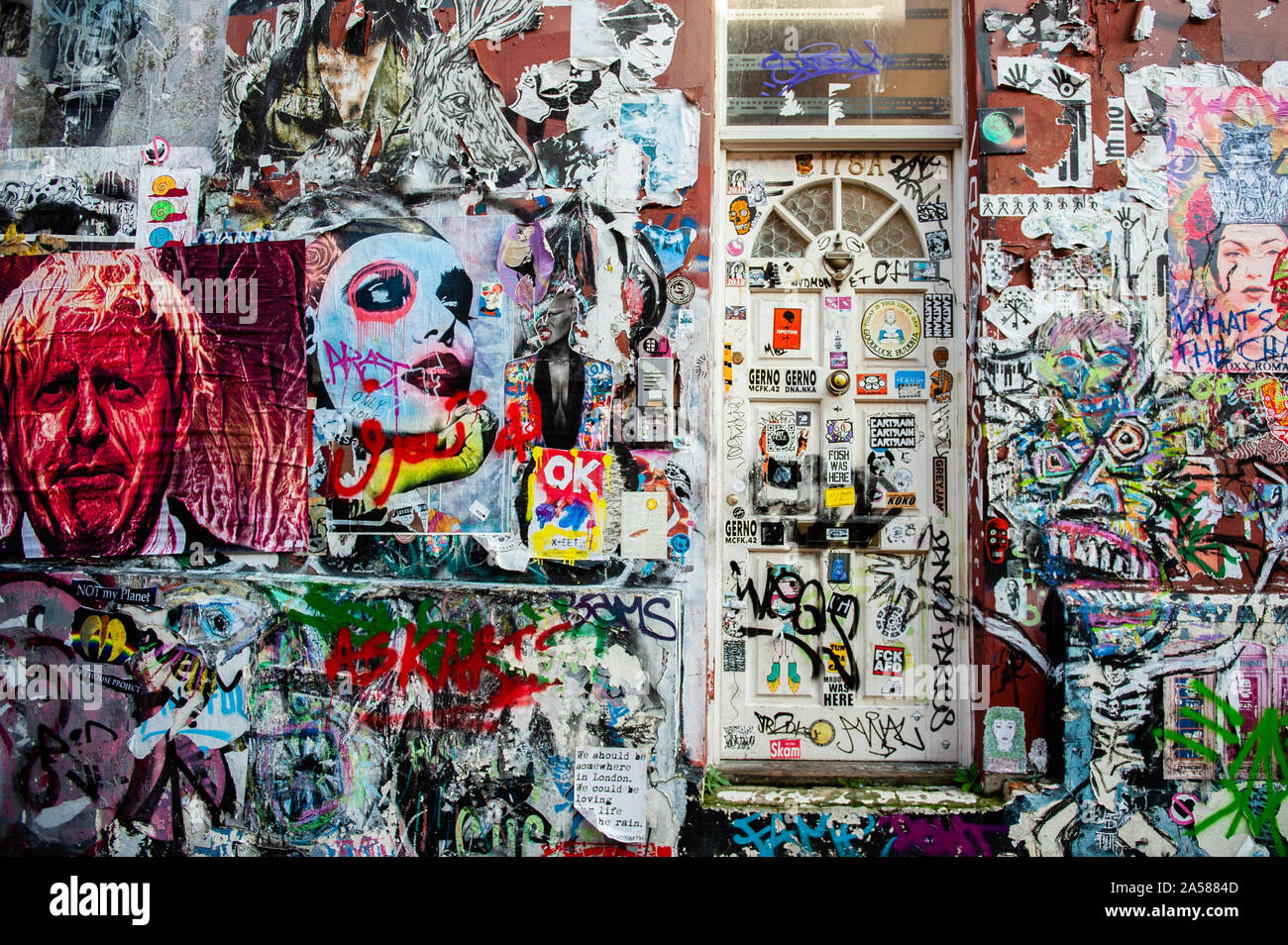 Un mur est recouvert d'art.comme l'Anti Brexit Brexit date limite à l'horizon, les peintures murales et collez-bonus apparaissent sur les rues de Londres. Brick Lane, dans l'East End londonien, est un des endroits les plus populaires pour trouver toutes sortes d'art autour du Brexit. Aussi dans le célèbre quartier de Shoreditch, les touristes à pied et prendre des photos autour de cette rue politique art. Banque D'Images