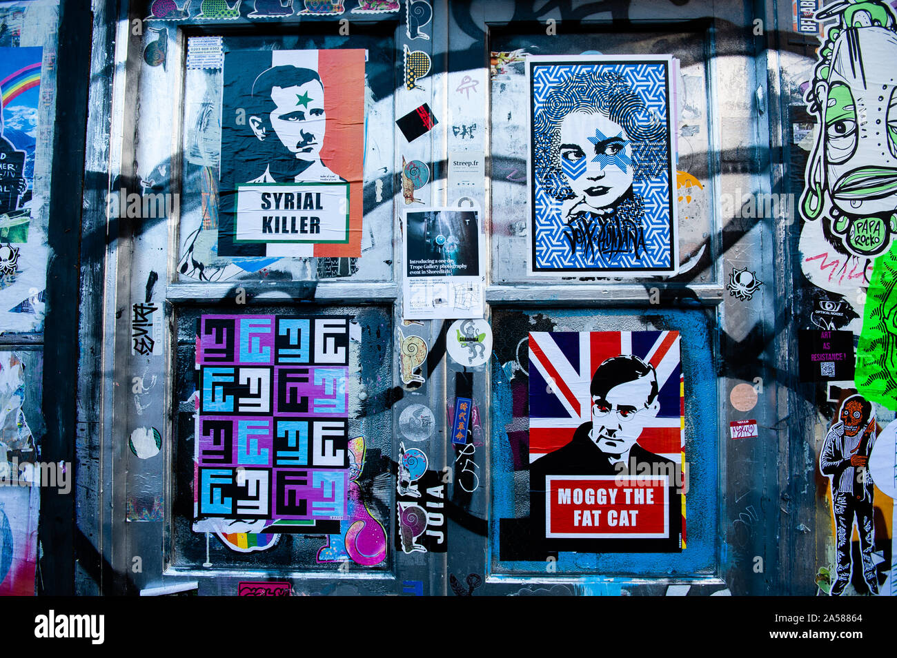 Vue de dirigeants politiques coller des images.que la date limite à l'horizon, Brexit les peintures murales et collez-bonus apparaissent sur les rues de Londres. Brick Lane, dans l'East End londonien, est un des endroits les plus populaires pour trouver toutes sortes d'art autour du Brexit. Aussi dans le célèbre quartier de Shoreditch, les touristes à pied et prendre des photos autour de cette rue politique art. Banque D'Images