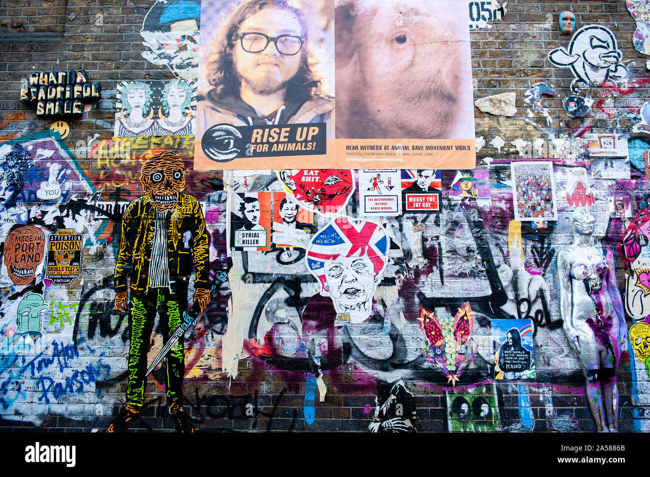 Une vue sur un mur rempli d'affiches politiques.La date limite à l'horizon, Brexit les peintures murales et collez-bonus apparaissent sur les rues de Londres. Brick Lane, dans l'East End londonien, est un des endroits les plus populaires pour trouver toutes sortes d'art autour du Brexit. Aussi dans le célèbre quartier de Shoreditch, les touristes à pied et prendre des photos autour de cette rue politique art. Banque D'Images