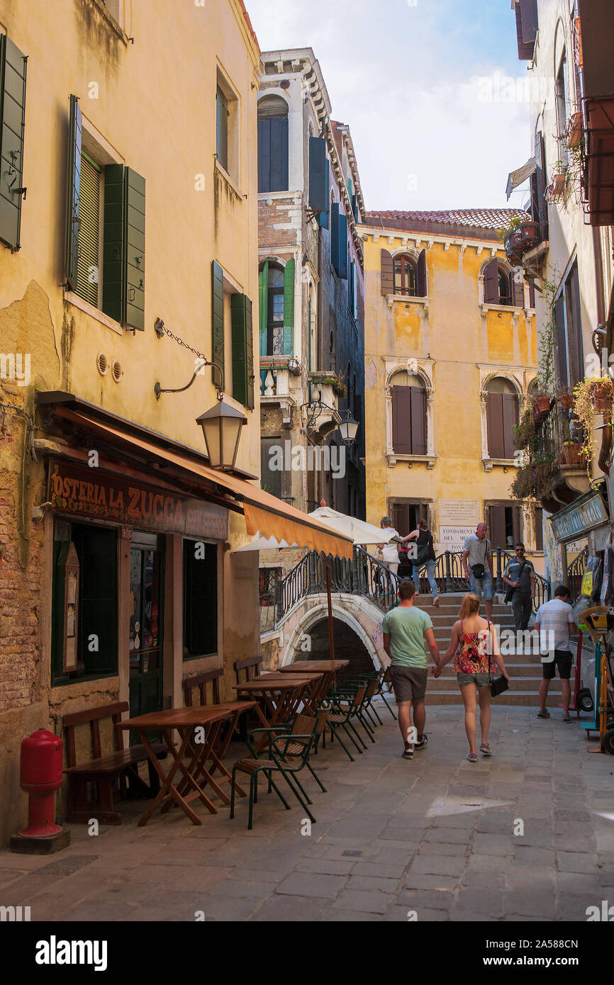 Osteria la Zucca, Santa Croce, Venise, Italie : un charmant petit restaurant par le Ponte del Megio dans Ramo del Megio Banque D'Images