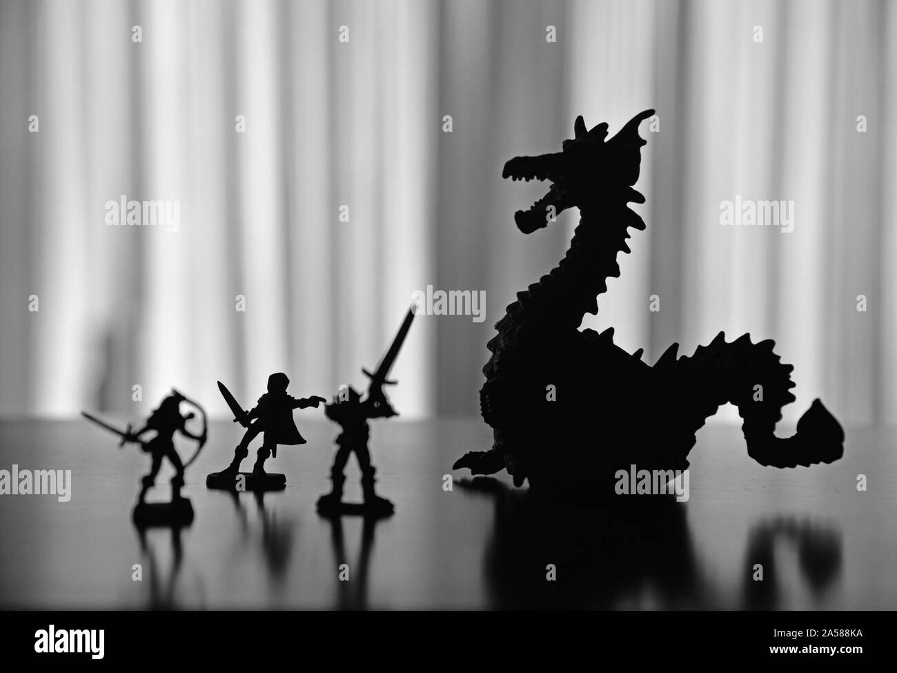 Les figures d'aventuriers, druide, chasseur, voleur, combattre un dragon. D&D jeu de fantasy. Banque D'Images