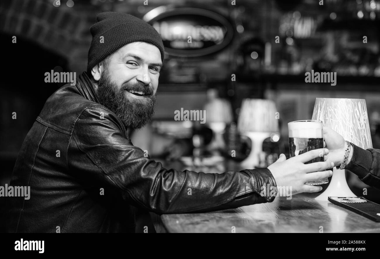 Hipster brutal homme barbu assis au comptoir du bar. Vendredi soir. Bar est lieu de détente pour prendre un verre et vous détendre. Détente au bar branché. Homme avec barbe dépenser en loisirs barre sombre. Hipster solitaire brutale. Banque D'Images