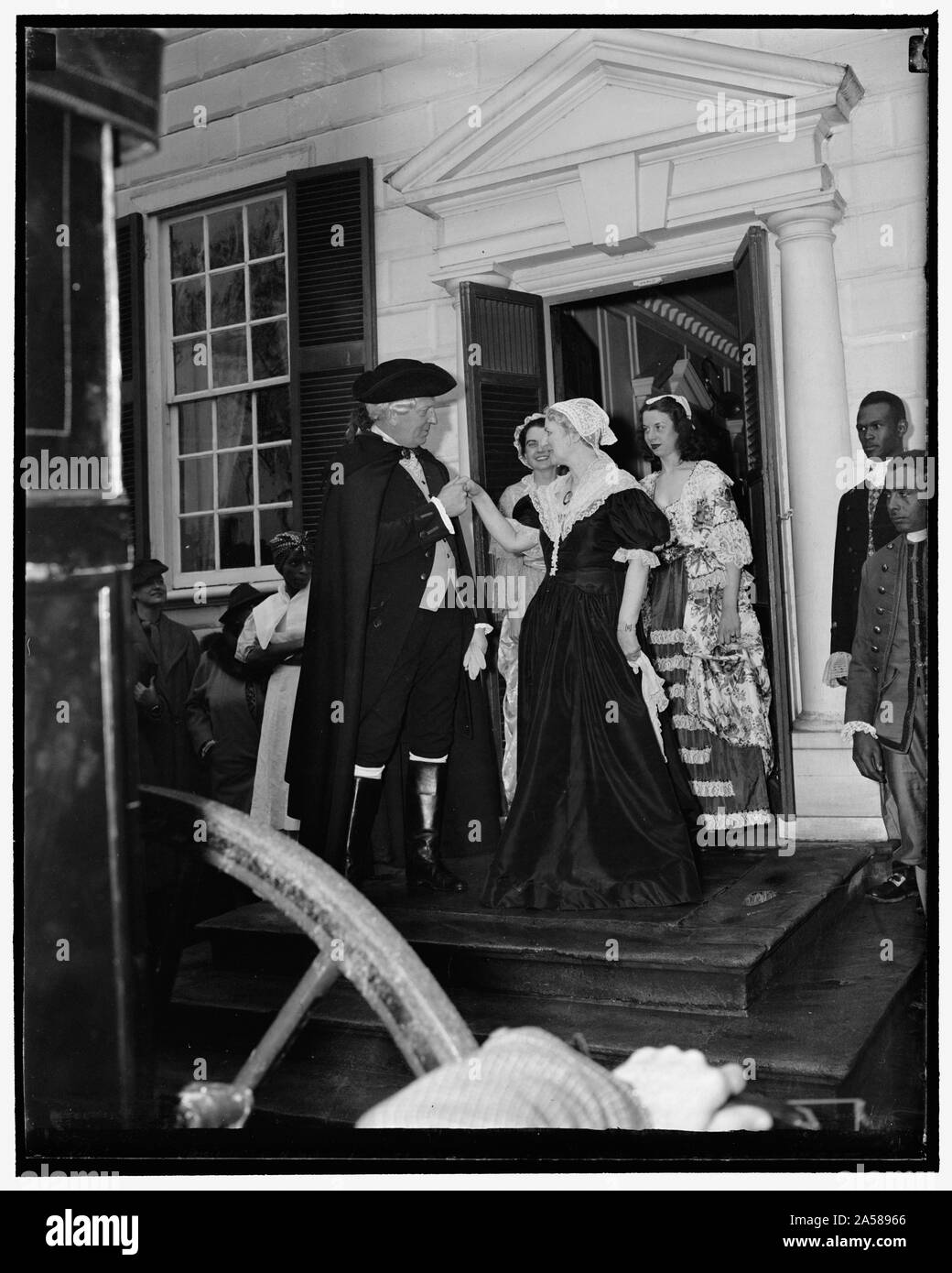 Washington quitte la maison à Mt. Vernon pour première séance inaugurale. Mt. Vernon, en Virginie, le 16 avril. "George Washington" est une soumission fond adieu par sa femme 'Martha' qu'il quitte son domicile aujourd'hui à New York pour répéter sa première séance inaugurale [à] d'il y a 150 ans. Washington, joué par Denys Wortman, se déplace par un cheval dessiné car et fera de nombreux arrêts pour des réceptions au cours de la cérémonie du 5ème parcours historique. Le voyage est organisé par la Constitution des États-Unis, la Commission du 150e anniversaire de l'Exposition mondiale de New York, et bien d'autres chants patriotiques, historiques, et des organisations de citoyens. Je Banque D'Images